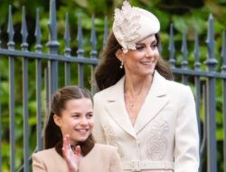Momen Langka, Kate Middleton Ajak Putri Charlotte Naik Kereta Umum Di London